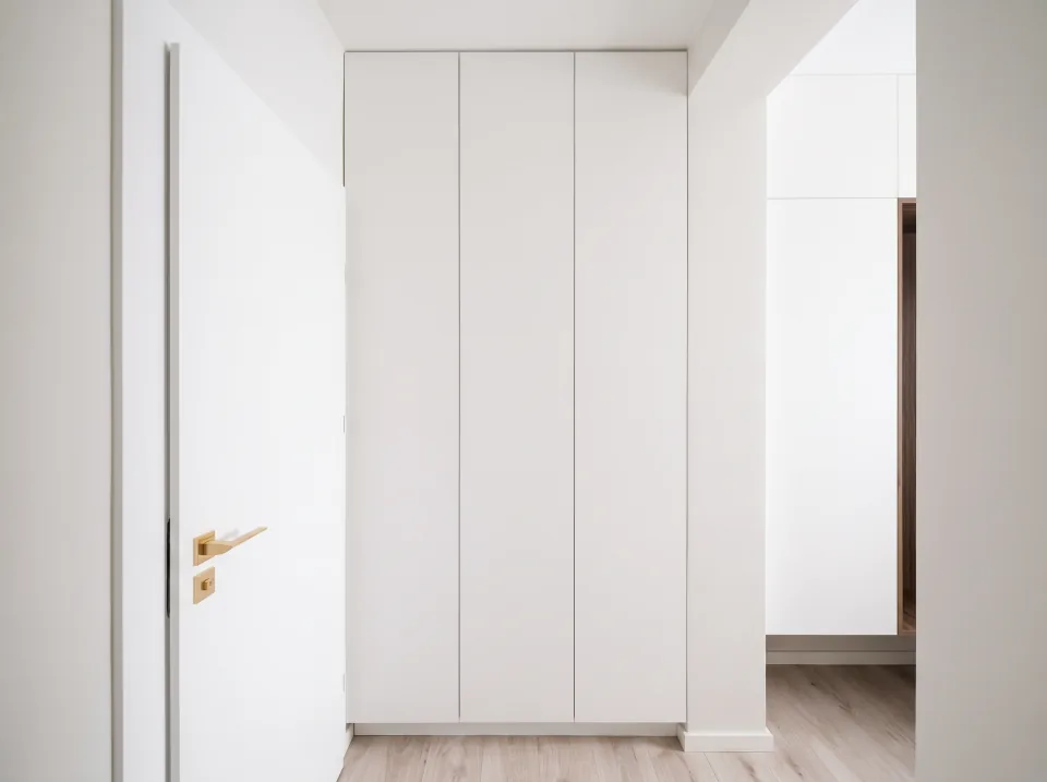Minimalistyczna szafa na wymiar w białym kolorze