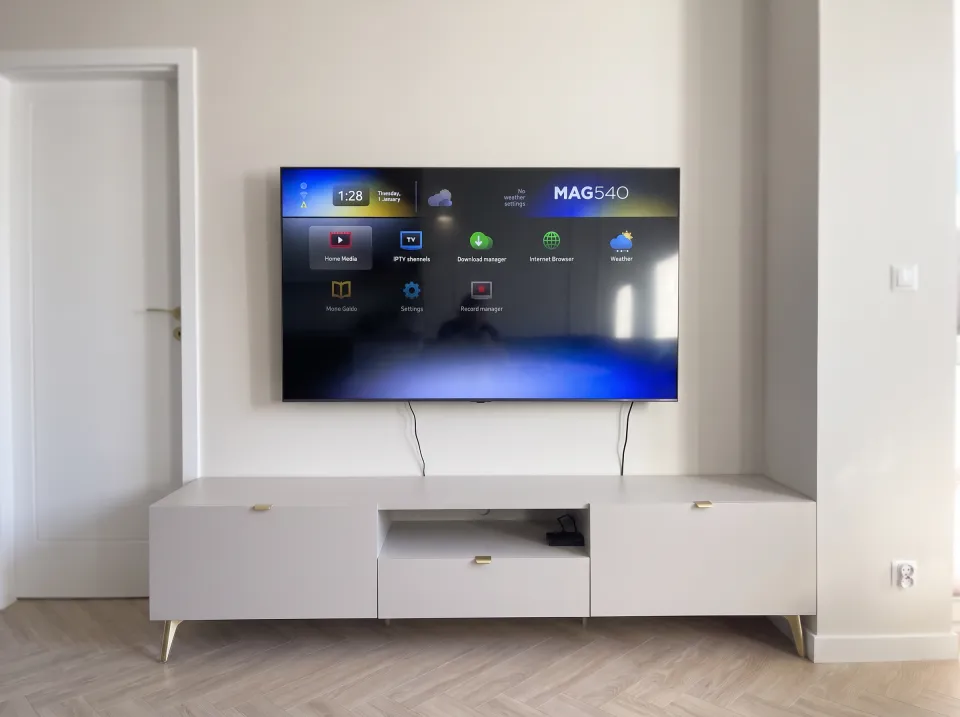 Zabudowa RTV na wymiar w jasnym salonie