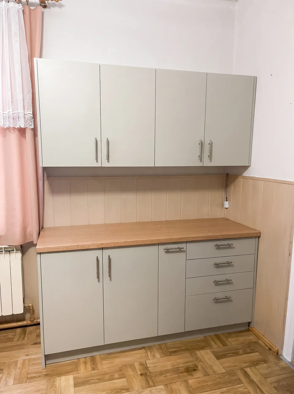 Kuchnia na wymiar z drewnianymi frontami i blatem